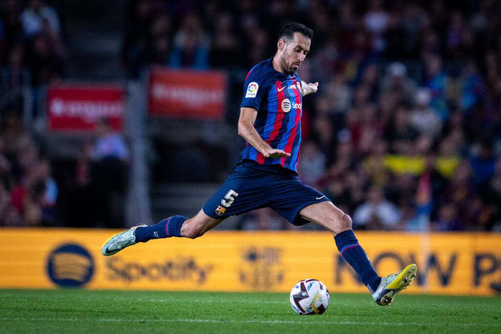 Mediocampista Sergio Busquets jugando para el FC Barcelona