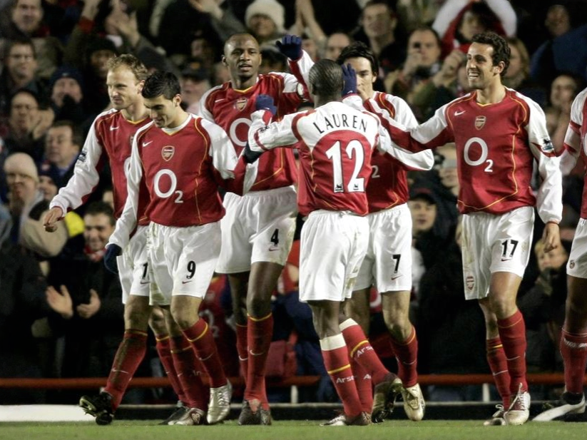 Alineación del 11 inicial de Arsenal 2005 sin jugadores ingleses en la plantilla después del Caso Bosman