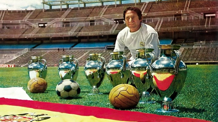 Paco Gento con sus 6 Copas de Europa